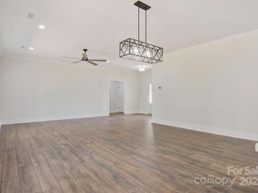 9165 Cherokee Drive, Hickory, NC 28601.  MLS# CAR4247645, YatesRealty ID 14660. 