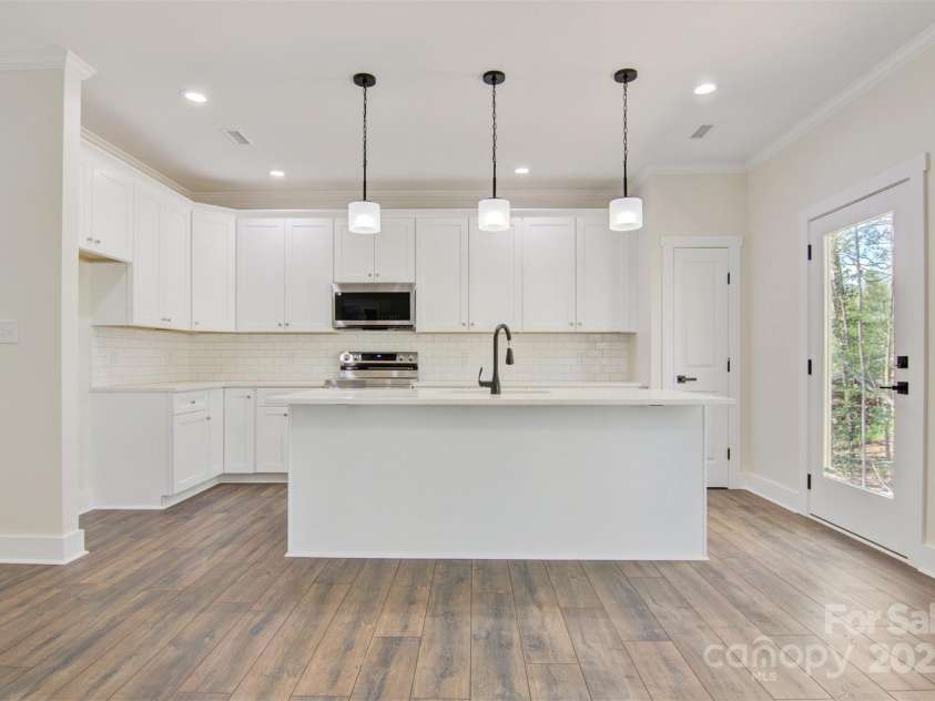 9165 Cherokee Drive, Hickory, NC 28601.  MLS# CAR4247645, YatesRealty ID 14660. 