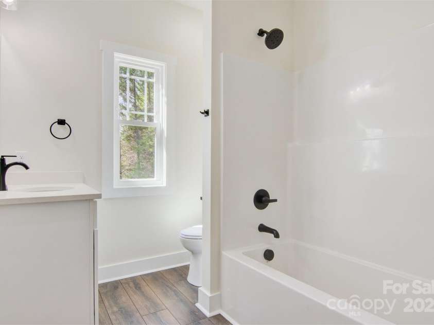 9165 Cherokee Drive, Hickory, NC 28601.  MLS# CAR4247645, YatesRealty ID 14660. 