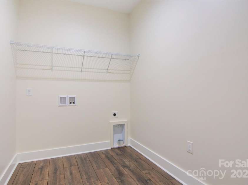 9165 Cherokee Drive, Hickory, NC 28601.  MLS# CAR4247645, YatesRealty ID 14660. 