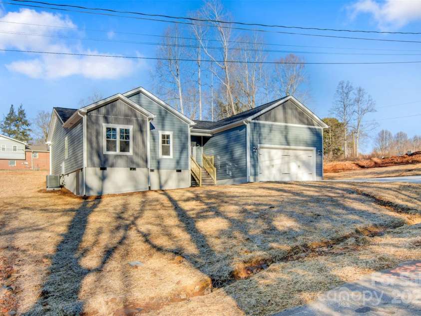 9181 Cherokee Drive, Hickory, NC 28601.  MLS# CAR4210456, YatesRealty ID 14661. 