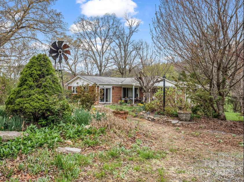 24 Clarke Road, Asheville, NC 28805.  MLS# CAR4263284, YatesRealty ID 14663. 