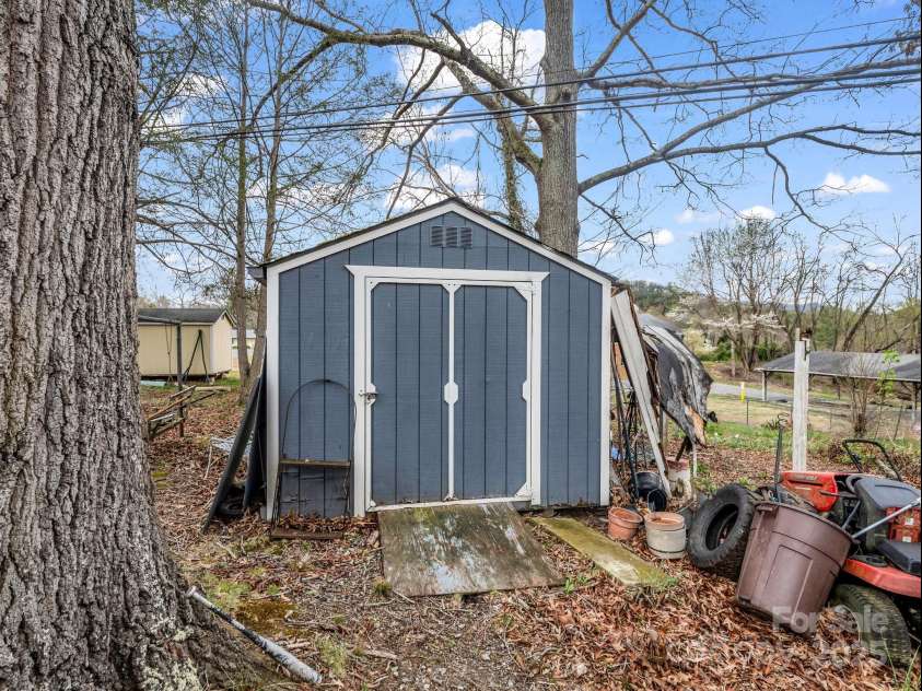 24 Clarke Road, Asheville, NC 28805.  MLS# CAR4263284, YatesRealty ID 14663. 