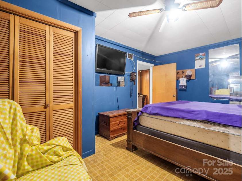 24 Clarke Road, Asheville, NC 28805.  MLS# CAR4263284, YatesRealty ID 14663. 