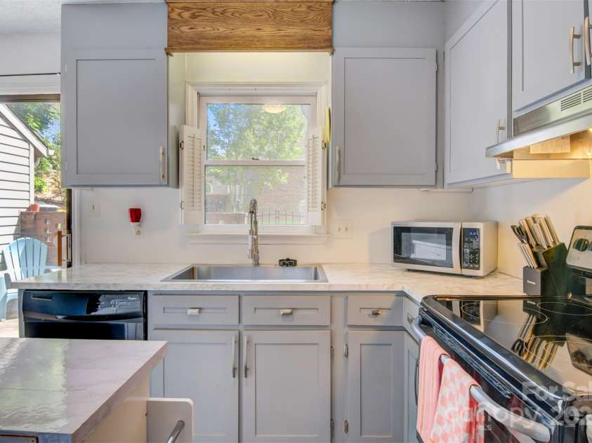 1485 20th Avenue, Hickory, NC 28601.  MLS# CAR4257174, YatesRealty ID 14665. 