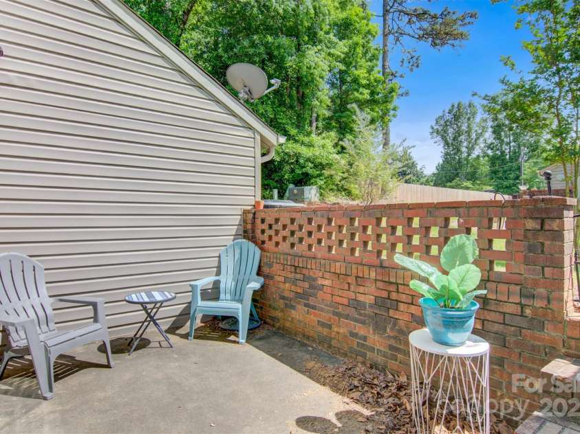 1485 20th Avenue, Hickory, NC 28601.  MLS# CAR4257174, YatesRealty ID 14665. 