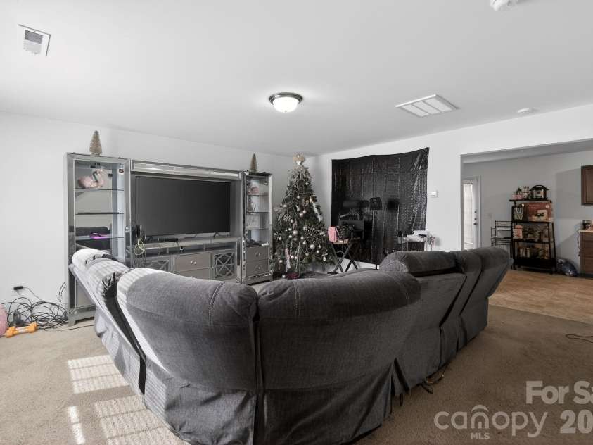 455 Menlo Park Road, Greensboro, NC 27405.  MLS# CAR4372637, YatesRealty ID 14669. 