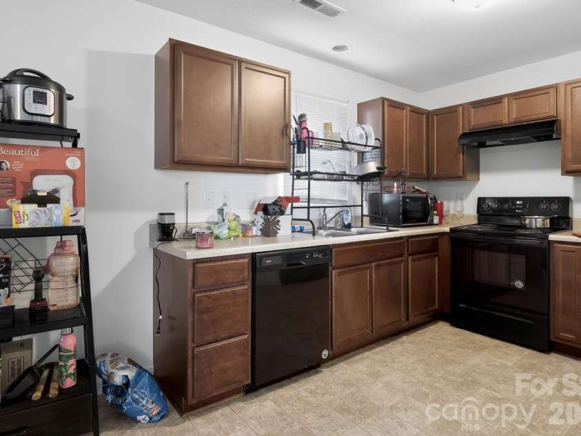 455 Menlo Park Road, Greensboro, NC 27405.  MLS# CAR4372637, YatesRealty ID 14669. 