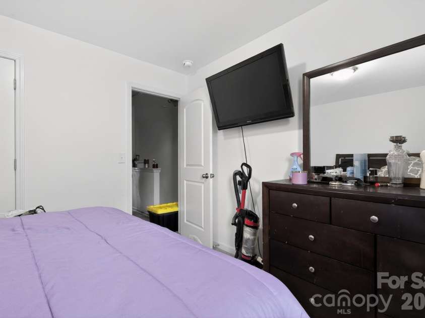 455 Menlo Park Road, Greensboro, NC 27405.  MLS# CAR4372637, YatesRealty ID 14669. 