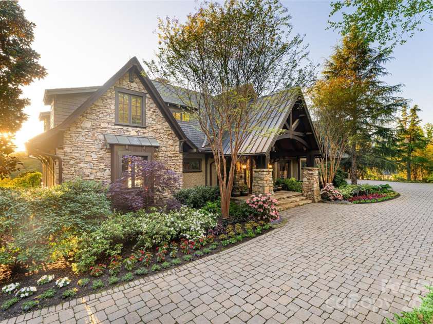 66 Deerhaven Lane, Asheville, NC 28803.  MLS# CAR4137312, YatesRealty ID 1467. 