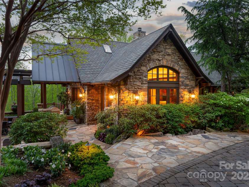 66 Deerhaven Lane, Asheville, NC 28803.  MLS# CAR4137312, YatesRealty ID 1467. 