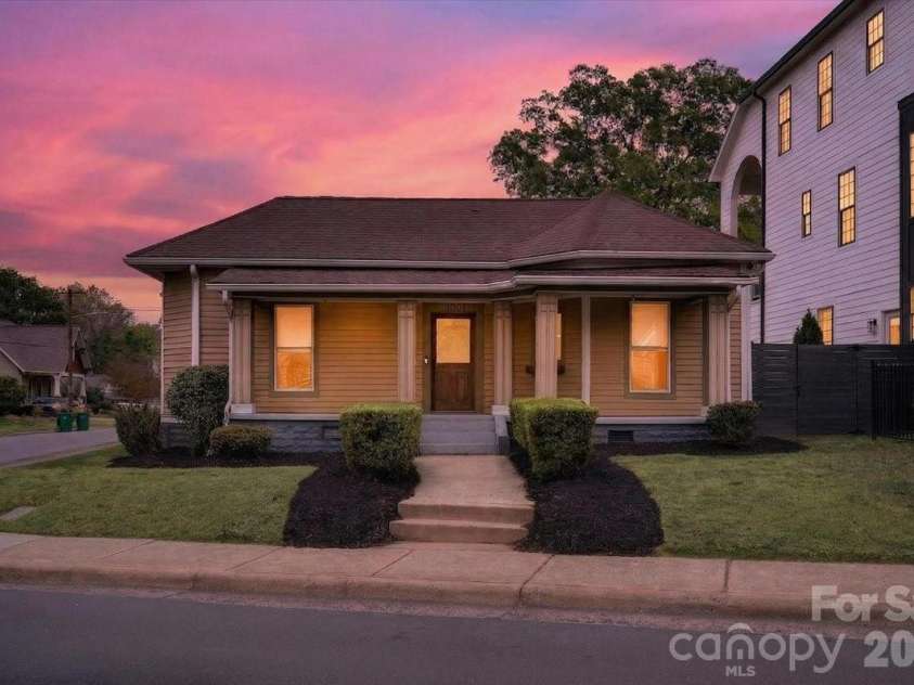 1001 Parkwood Avenue, Charlotte, NC 28205.  MLS# CAR4361745, YatesRealty ID 14671. 