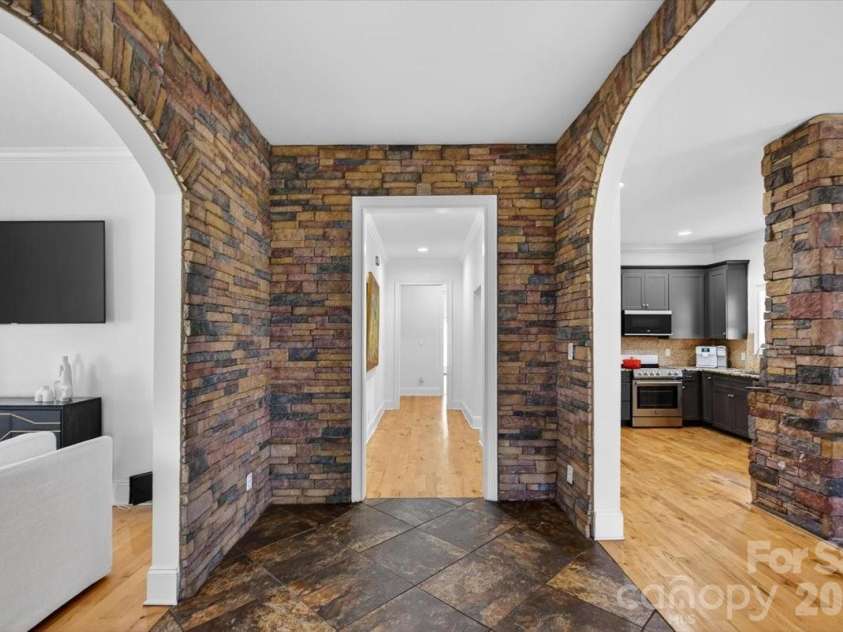 1001 Parkwood Avenue, Charlotte, NC 28205.  MLS# CAR4361745, YatesRealty ID 14671. 