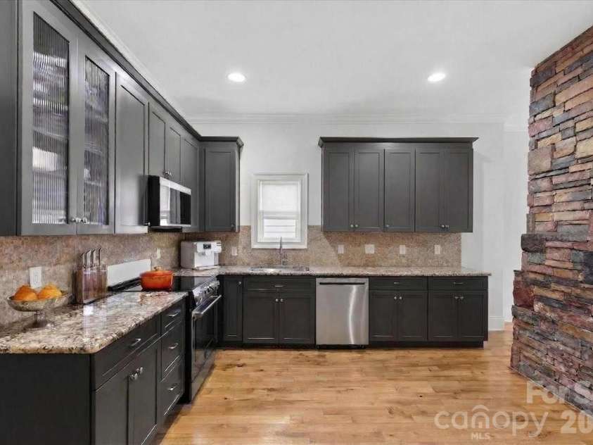 1001 Parkwood Avenue, Charlotte, NC 28205.  MLS# CAR4361745, YatesRealty ID 14671. 