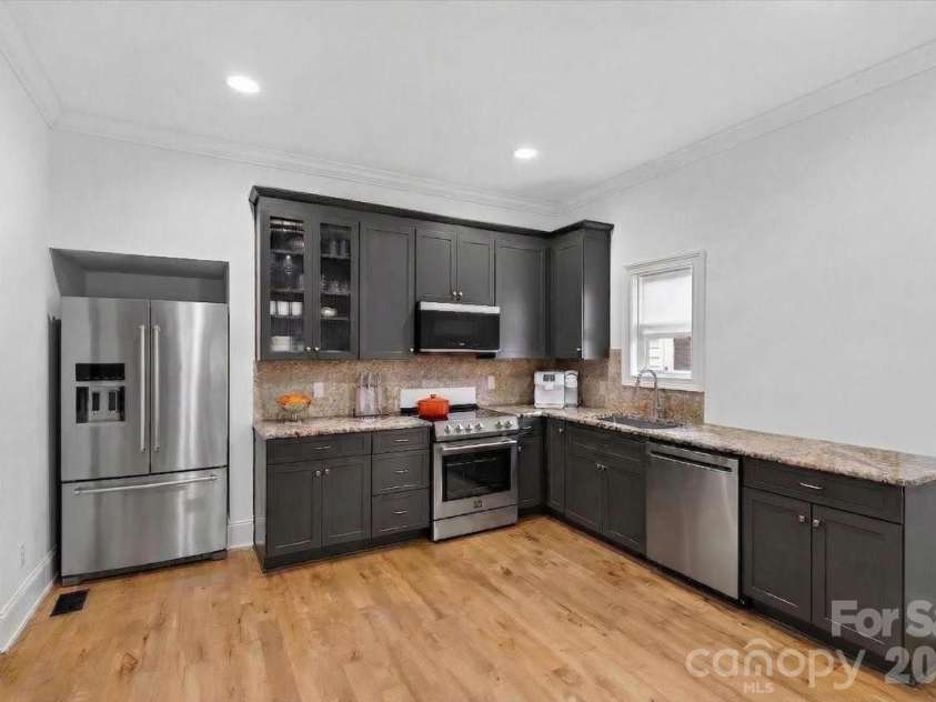 1001 Parkwood Avenue, Charlotte, NC 28205.  MLS# CAR4361745, YatesRealty ID 14671. 