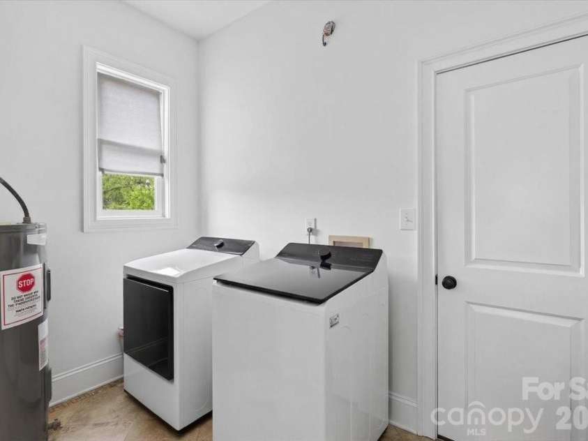 1001 Parkwood Avenue, Charlotte, NC 28205.  MLS# CAR4361745, YatesRealty ID 14671. 