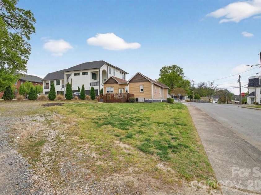 1001 Parkwood Avenue, Charlotte, NC 28205.  MLS# CAR4361745, YatesRealty ID 14671. 