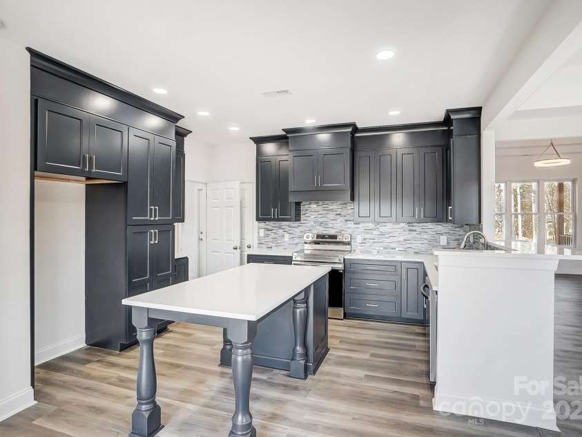 3738 Glen Arbor Drive, Maiden, NC 28650.  MLS# CAR4227504, YatesRealty ID 14671. Gourmet Chef's Kitchen