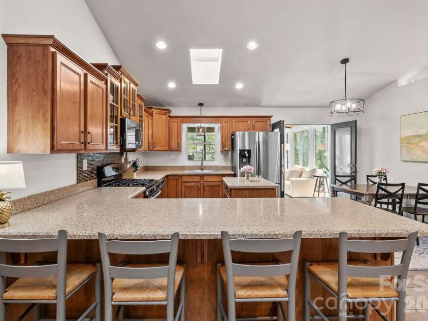 29 Muirfield Drive, Arden, NC 28704.  MLS# CAR4364187, YatesRealty ID 14672. Breakfast Bar 