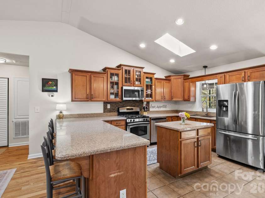 29 Muirfield Drive, Arden, NC 28704.  MLS# CAR4364187, YatesRealty ID 14672. Eat In Kitchen 