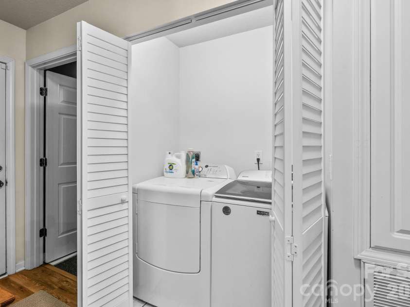 29 Muirfield Drive, Arden, NC 28704.  MLS# CAR4364187, YatesRealty ID 14672. Hall Laundry off Primary 