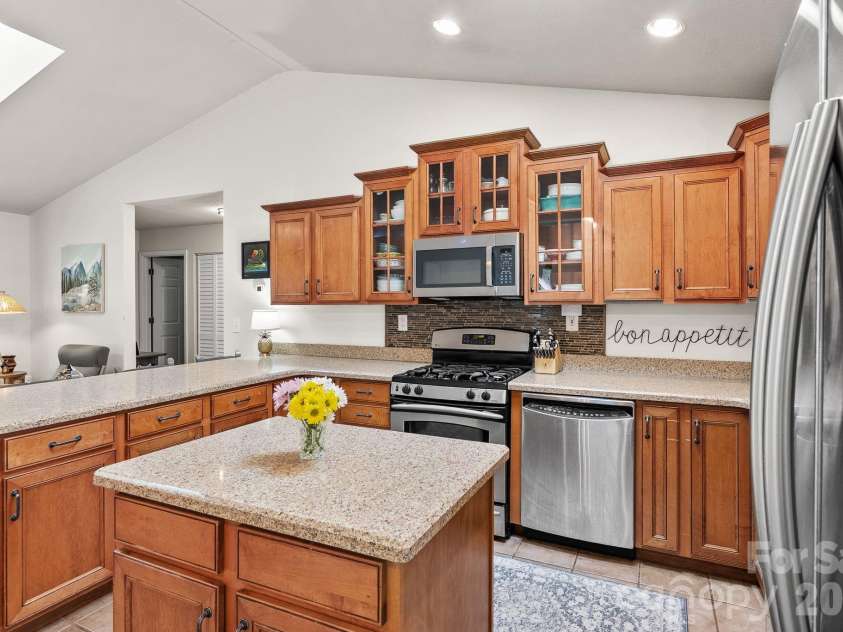 29 Muirfield Drive, Arden, NC 28704.  MLS# CAR4364187, YatesRealty ID 14672. Island in Kitchen 