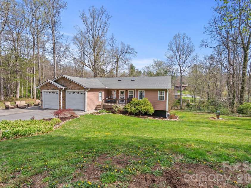 29 Muirfield Drive, Arden, NC 28704.  MLS# CAR4364187, YatesRealty ID 14672. Lage Front Yard 