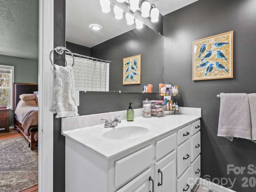 29 Muirfield Drive, Arden, NC 28704.  MLS# CAR4364187, YatesRealty ID 14672. Large Vanity 