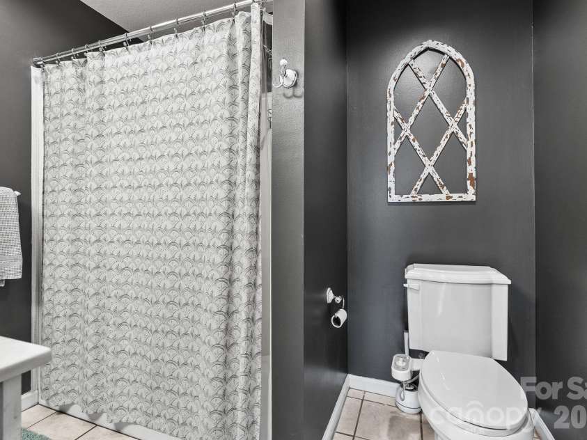 29 Muirfield Drive, Arden, NC 28704.  MLS# CAR4364187, YatesRealty ID 14672. Second Bathroom in Primary 