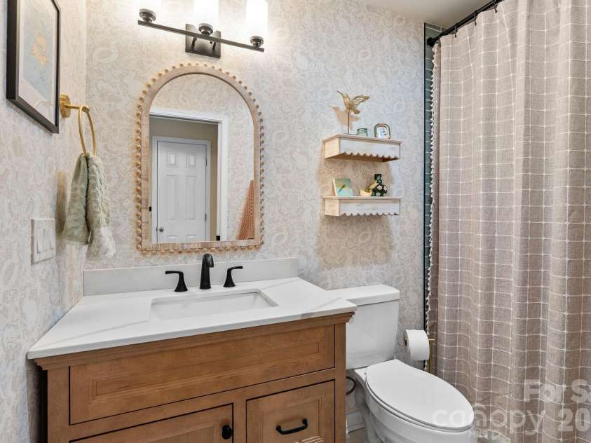 29 Muirfield Drive, Arden, NC 28704.  MLS# CAR4364187, YatesRealty ID 14672. Updated Hall Bath 