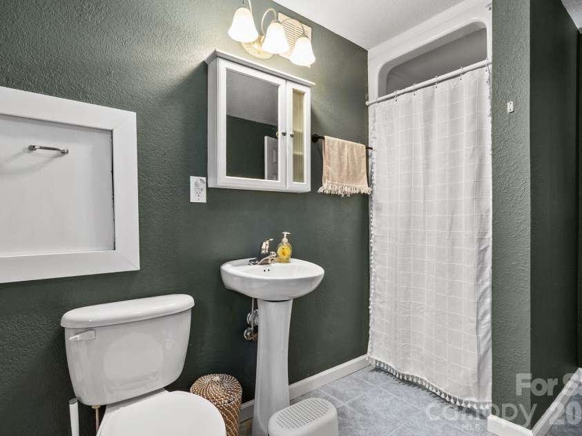 29 Muirfield Drive, Arden, NC 28704.  MLS# CAR4364187, YatesRealty ID 14672. Walk In Shower 