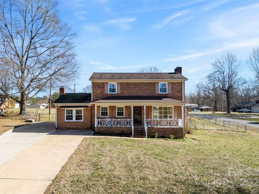 305 Plantation Drive, Kings Mountain, NC 28086.  MLS# CAR4231187, YatesRealty ID 14672. 