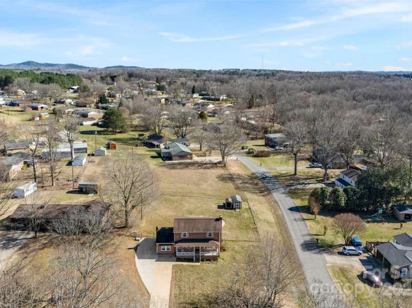 305 Plantation Drive, Kings Mountain, NC 28086.  MLS# CAR4231187, YatesRealty ID 14672. 