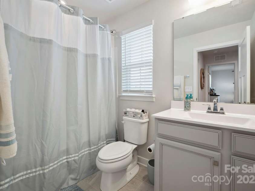 6242 Ashton Park Drive, Denver, NC 28037.  MLS# CAR4252671, YatesRealty ID 14673. Upstairs Bathroom