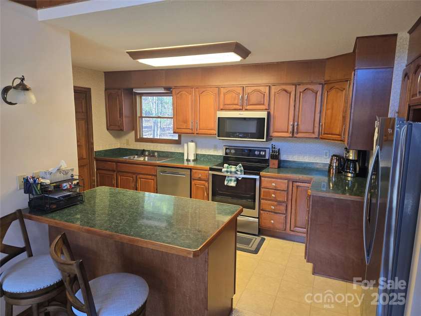 662 Cherokee Point, Lake Toxaway, NC 28747.  MLS# CAR4225873, YatesRealty ID 14675. 
