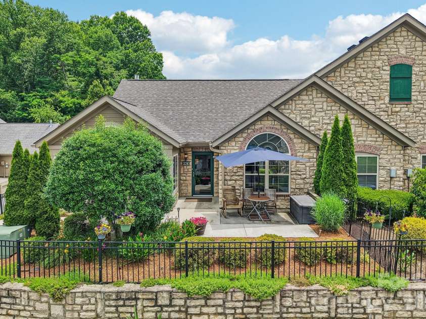 174 Summerfield Place, Flat Rock, NC 28731.  MLS# CAR4391455, YatesRealty ID 14678. 