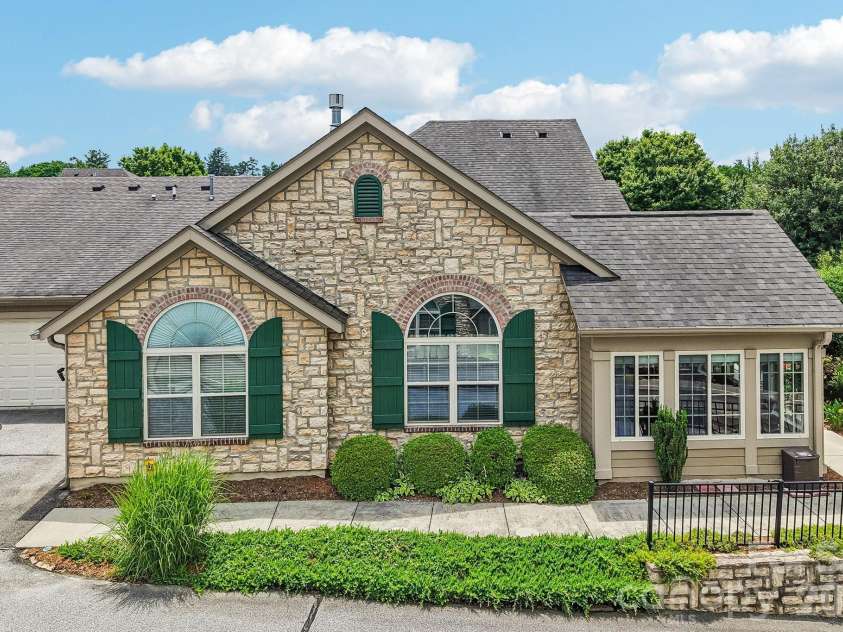 174 Summerfield Place, Flat Rock, NC 28731.  MLS# CAR4391455, YatesRealty ID 14678. 