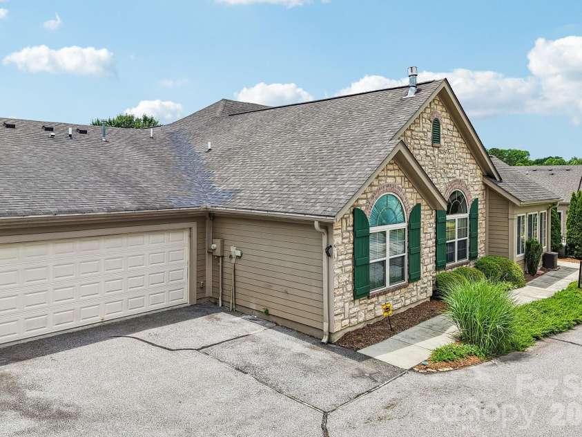 174 Summerfield Place, Flat Rock, NC 28731.  MLS# CAR4391455, YatesRealty ID 14678. 