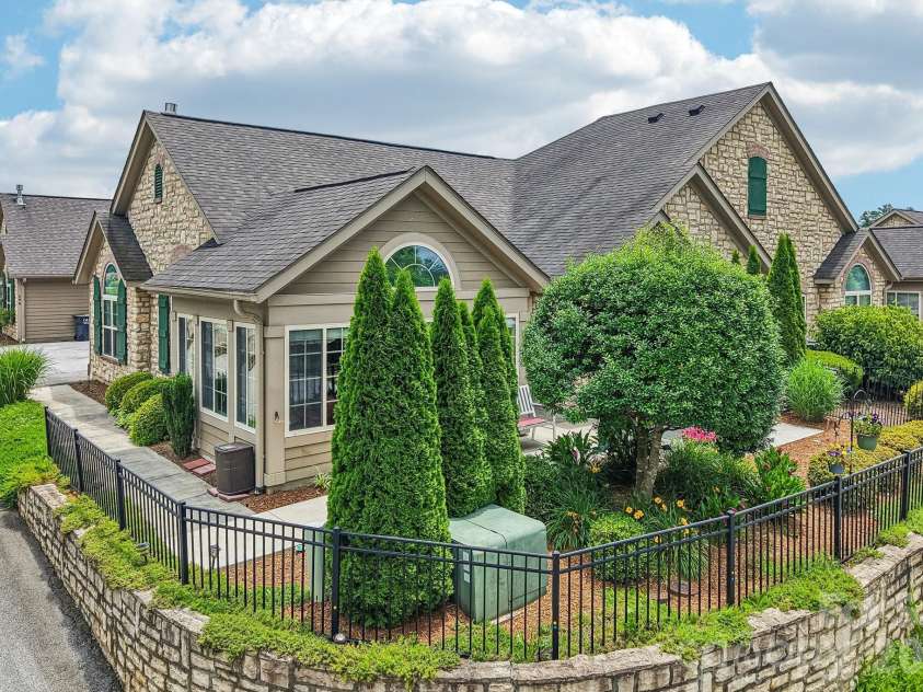 174 Summerfield Place, Flat Rock, NC 28731.  MLS# CAR4391455, YatesRealty ID 14678. 