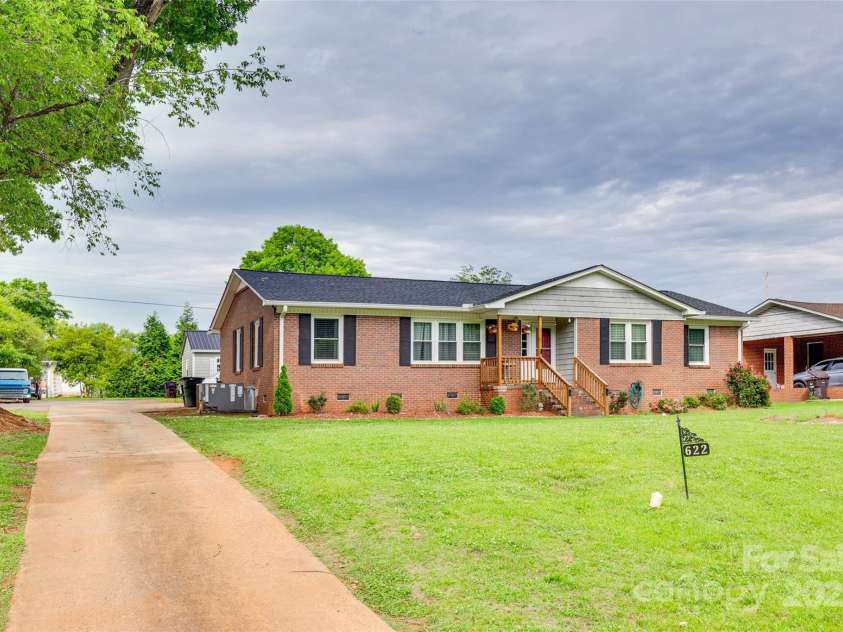 622 University Drive, Rock Hill, SC 29730.  MLS# CAR4259757, YatesRealty ID 14678. Front with long driveway