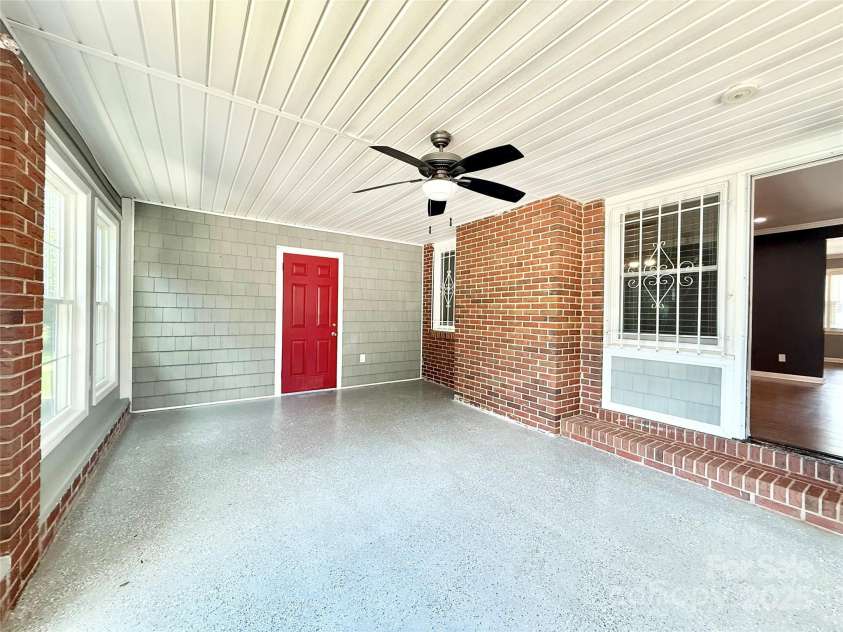 622 University Drive, Rock Hill, SC 29730.  MLS# CAR4259757, YatesRealty ID 14678. Sun room 2nd angle