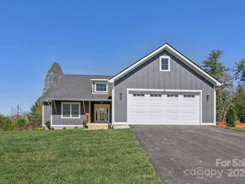 35 Haywood Park Drive, Hendersonville, NC 28791.  MLS# CAR4160719, YatesRealty ID 1468. 
