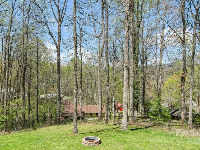 650 Dogwood Drive, Maggie Valley, NC 28751.  MLS# CAR4246709, YatesRealty ID 14680. 