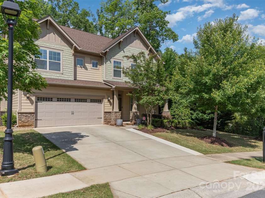 15536 Oleander Drive, Charlotte, NC 28278.  MLS# CAR4257149, YatesRealty ID 14685. 