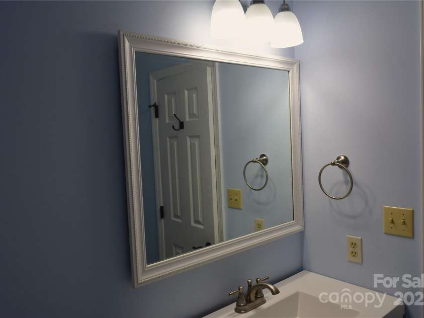 1091 Farm Pond Lane, Rock Hill, SC 29732.  MLS# CAR4202250, YatesRealty ID 14690. Bathroom