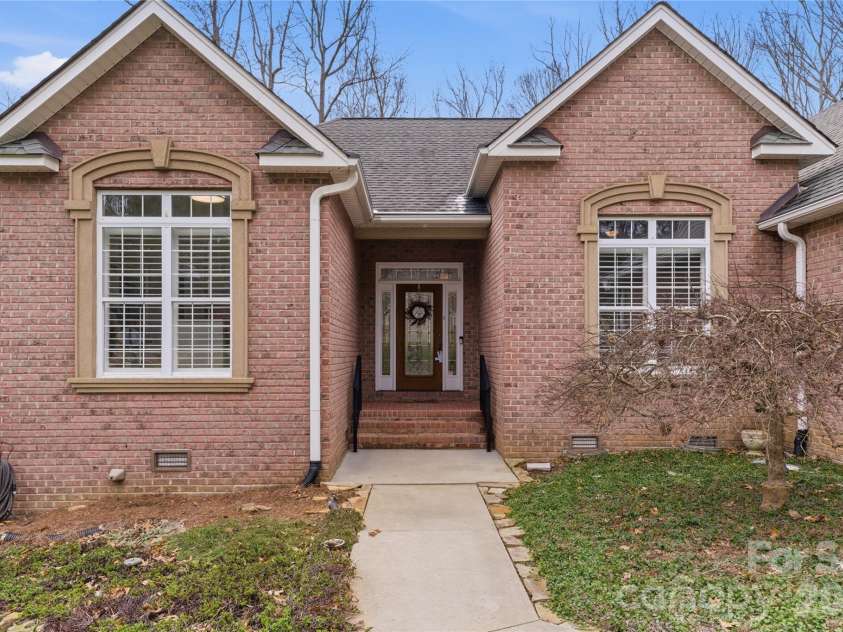 402 Glenview Drive, Salisbury, NC 28147.  MLS# CAR4349867, YatesRealty ID 14690. 