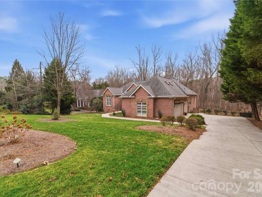 402 Glenview Drive, Salisbury, NC 28147.  MLS# CAR4349867, YatesRealty ID 14690. 