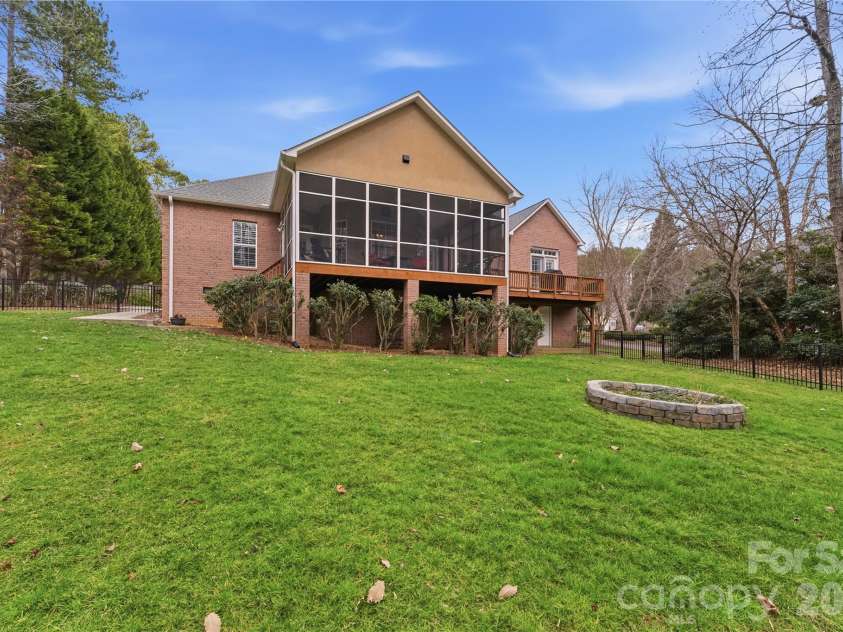 402 Glenview Drive, Salisbury, NC 28147.  MLS# CAR4349867, YatesRealty ID 14690. 