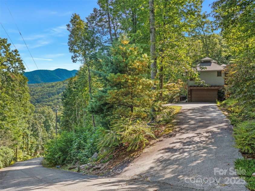 393 Deer Trail Drive, Burnsville, NC 28714.  MLS# CAR4187014, YatesRealty ID 14691. 