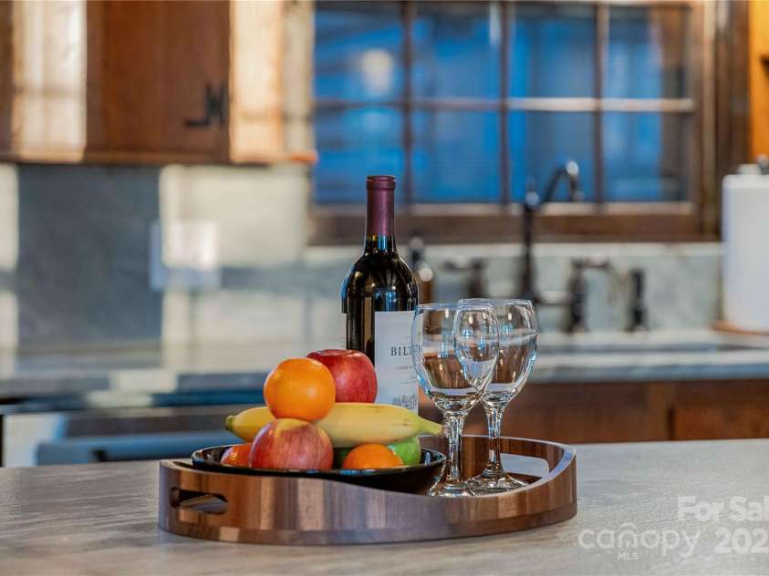 16 Decker Drive, Asheville, NC 28803.  MLS# CAR4246588, YatesRealty ID 14693. 